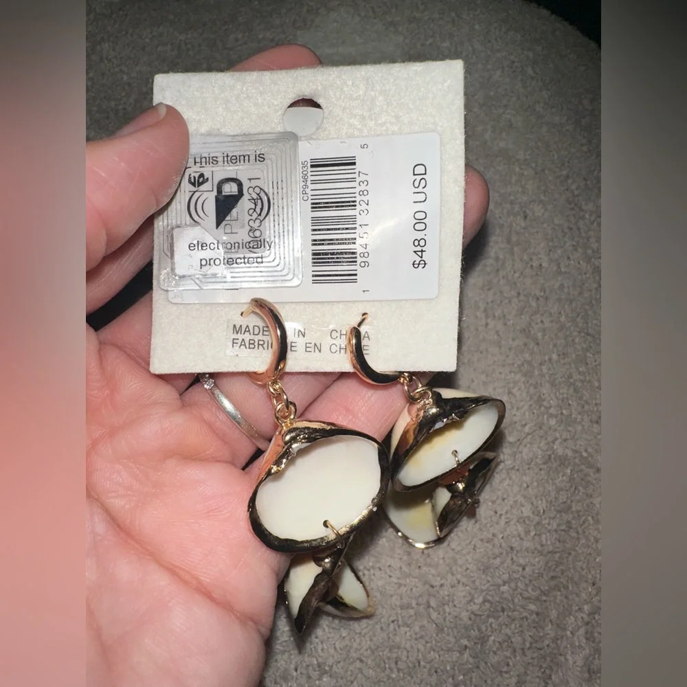 NWT FREE PEOPLE Bahama Baby Earrings - Apricot Three Shells $48 MSRP
